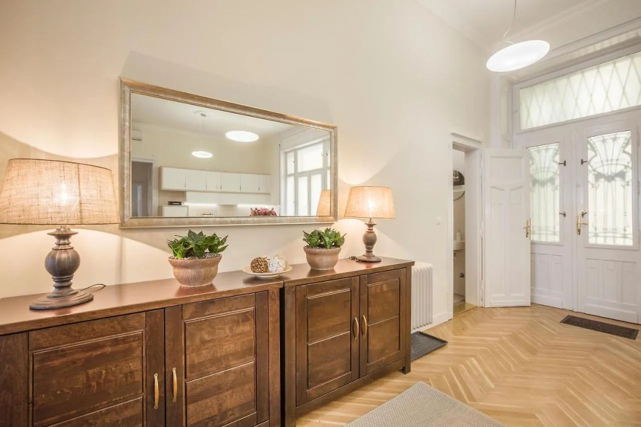 Modernized Unique Huge Central Apartment On 135Sqm Будапешт